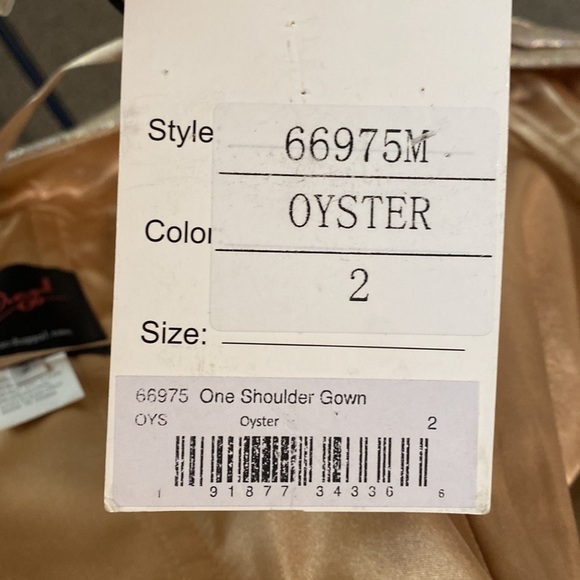 NWT Mac Duggal One Shoulder Metallic Ruffled Gown Size 2 in Oyster - Picture 11 of 12